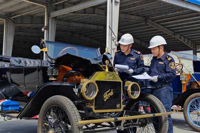 三辆百岁“FORD”牌古董汽车快速通关