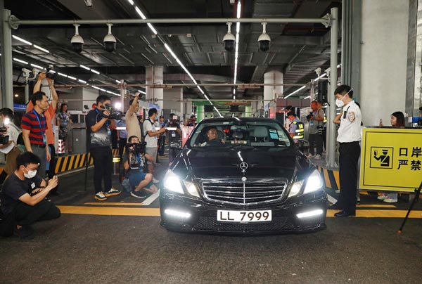 “港车北上”政策落地实施 首辆香港单牌车经大桥口岸进入广东