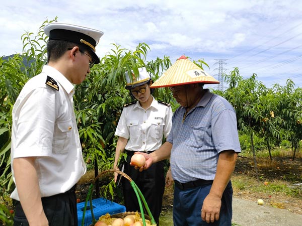 为助力本地特色农产品“奉化水蜜桃”打开海外市场